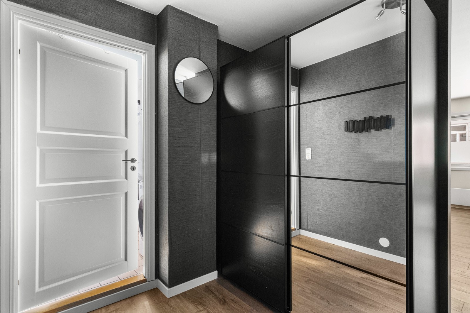 Skyvedørsgarderoben er stor, men oppleves som anonym, da den harmonerer fint med øvrig fargevalg. Galleribilde