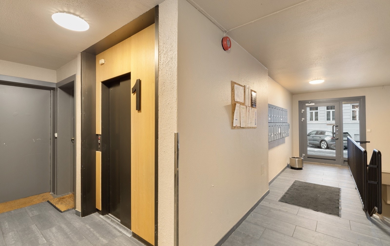 Pent og moderne inngangsparti ønsker deg velkommen. Galleribilde