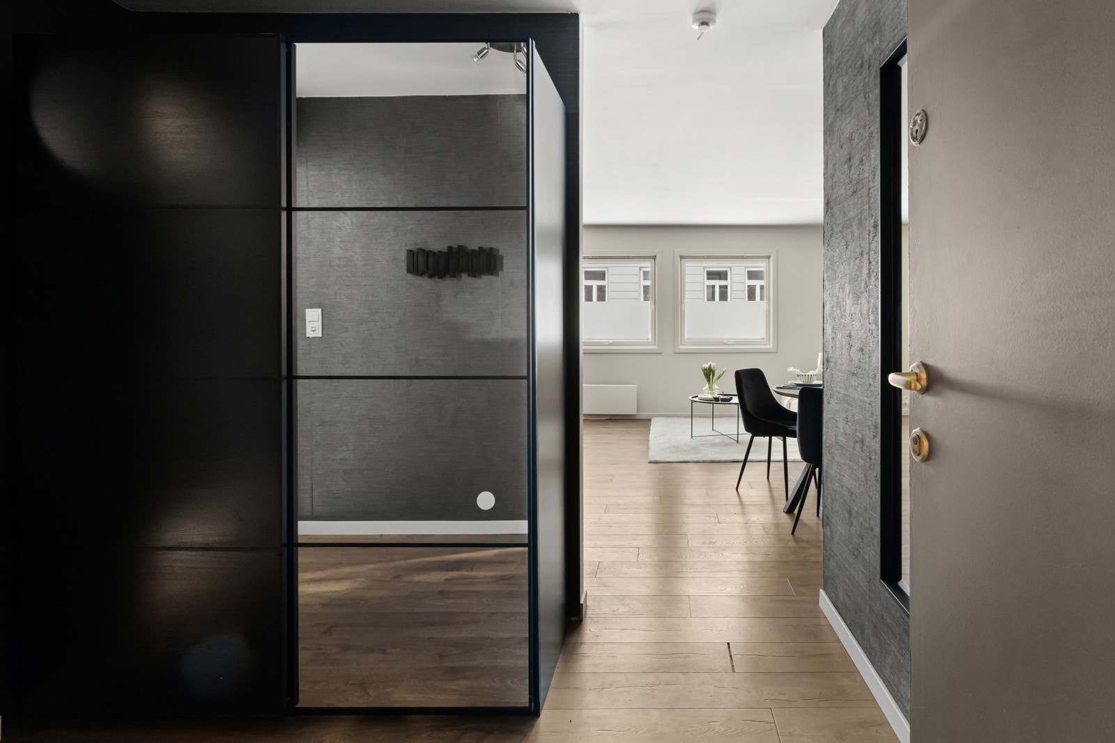 Entreen er av god størrelse innredet med stor garderobe og oppheng for yttertøy. Galleribilde