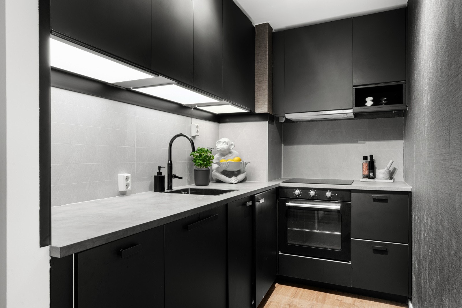 Her er hver kvadratmeter godt utnyttet med integrerte hvitevarer og masse benkeplass. Galleribilde