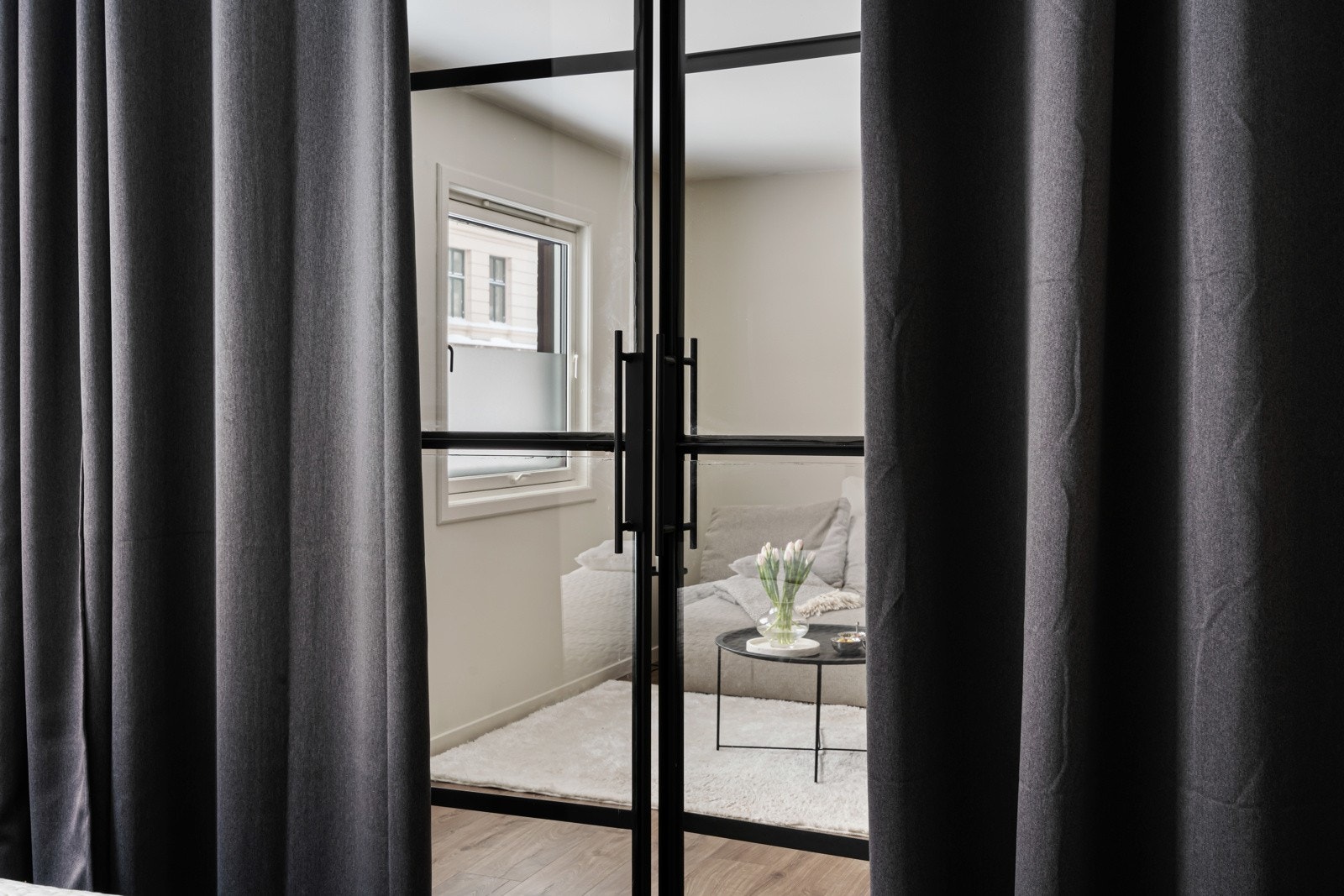 Her kan du også trekke deg tilbake, med tilpassede blendegardiner. Galleribilde