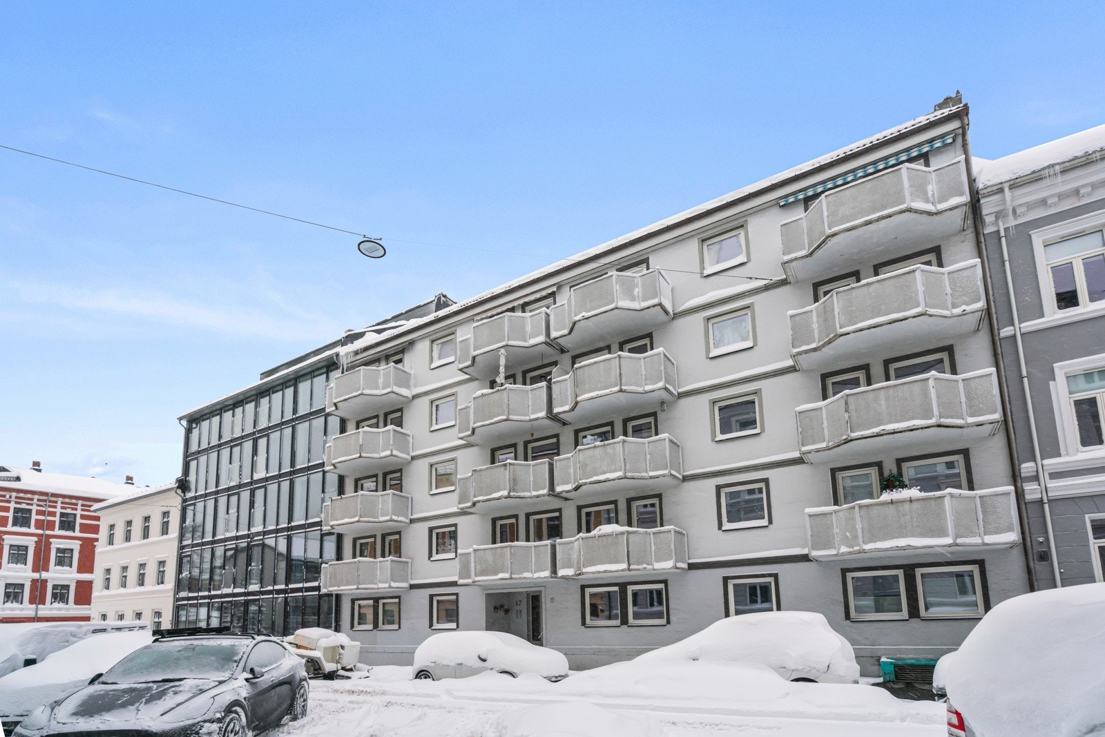 Byggeåret er 1988, så her er det heis og mulighet for kjøp av garasjeplass. Det er èn garasjeplass for salg i Fossveien 17. Galleribilde