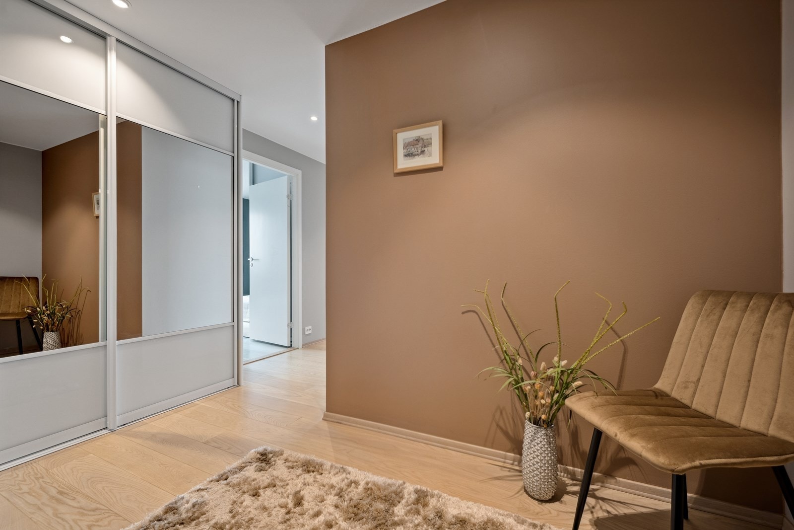 Romslig entré med skyvedørsgarderobe Galleribilde