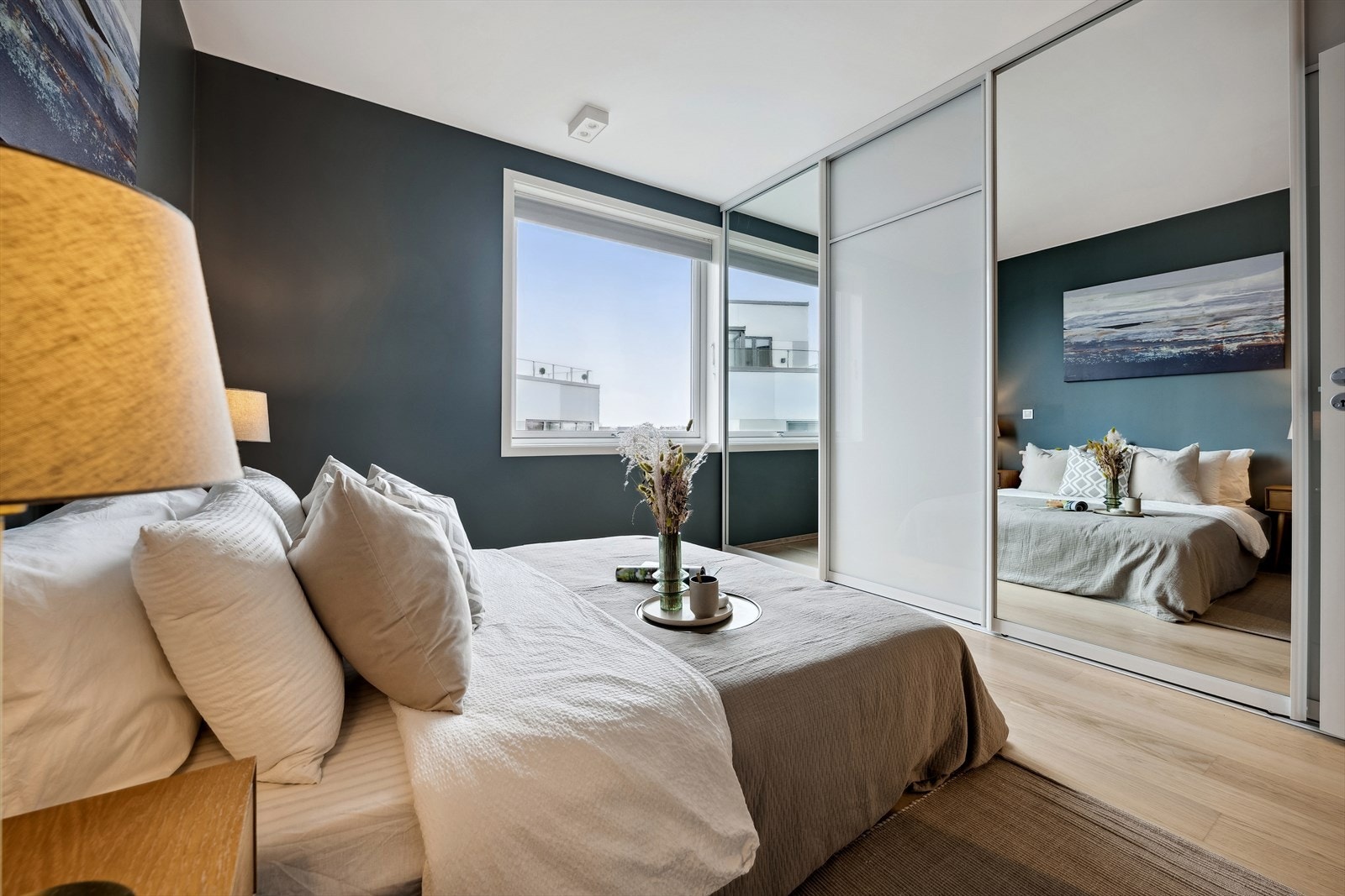 Soverom 1 med stor skyvedørsgarderobe Galleribilde