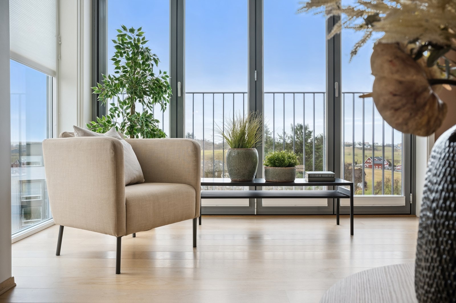 Fra stuen har man flott landlig utsikt Galleribilde