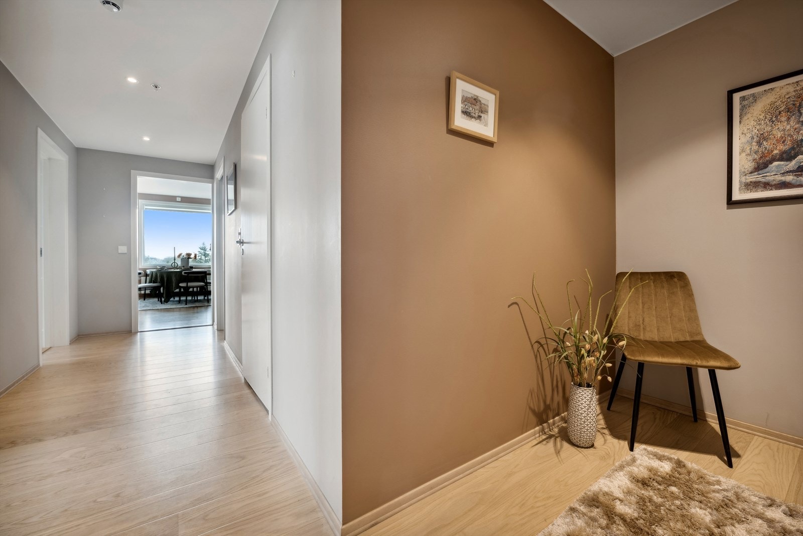 Romslig entré med downlights i tak Galleribilde