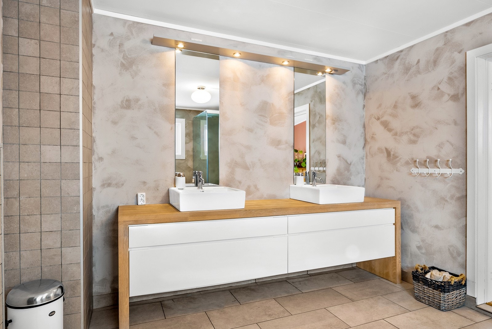 Det er innredet med 2 ovenpåliggende servanter, noe som gjør det enkelt at flere bruker badet samtidig. Galleribilde