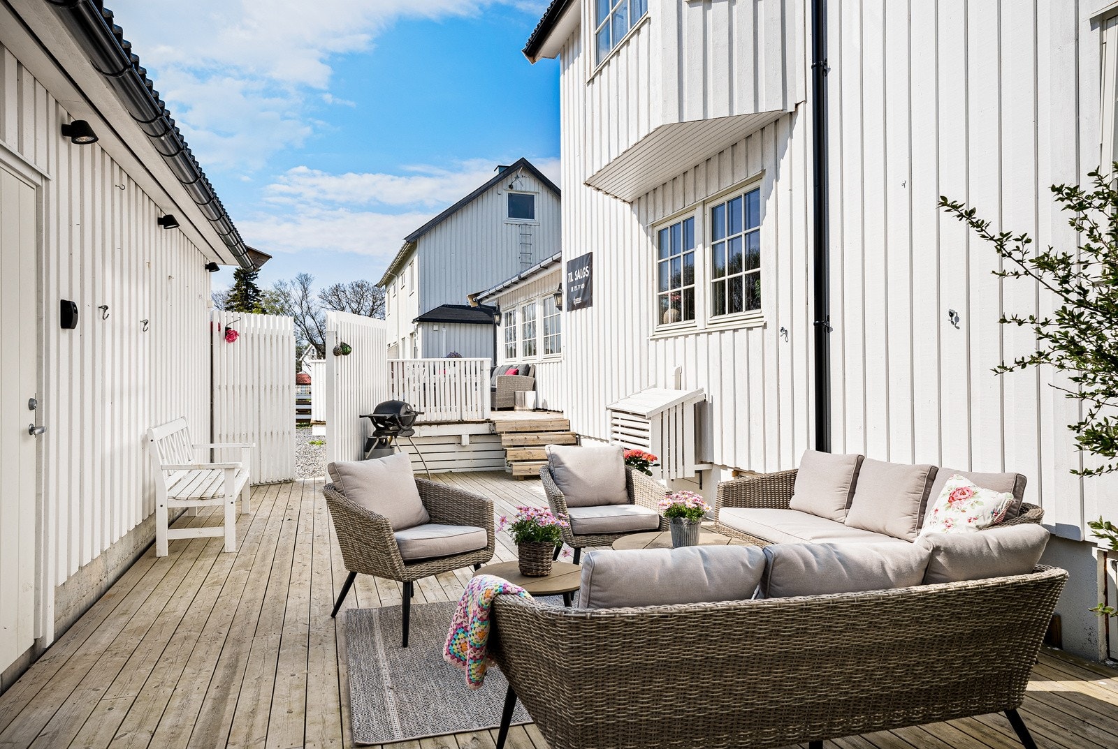 Huset har et fint uteområde, med mulighet for flere koselige sittegrupper. Galleribilde