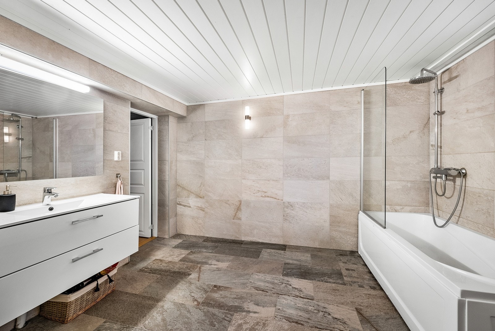 Badet ble oppgradert i 2018, og har en moderne, vegghengt servantinnredning med store skuffer. Galleribilde