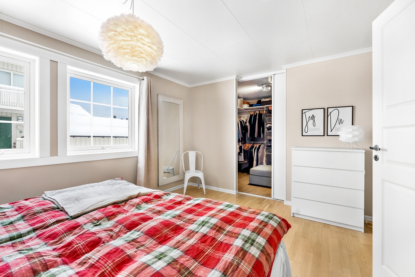 Hovedsoverommet har walk-in, som sørger for rikelig med garderobeplass. Galleribilde
