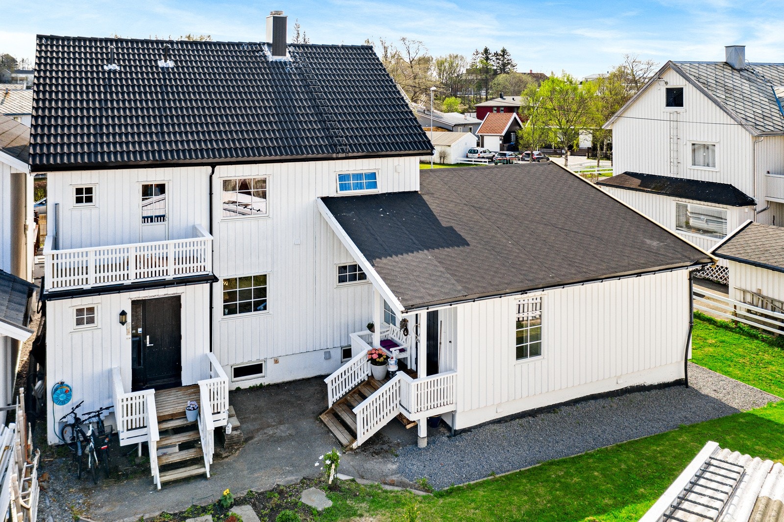 Eneboligen har to overbygde inngangspartier. Galleribilde
