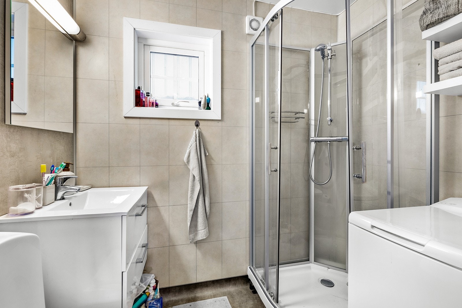 Badet står fra byggeår, med enkelte oppgraderinger utført i 2015. Galleribilde