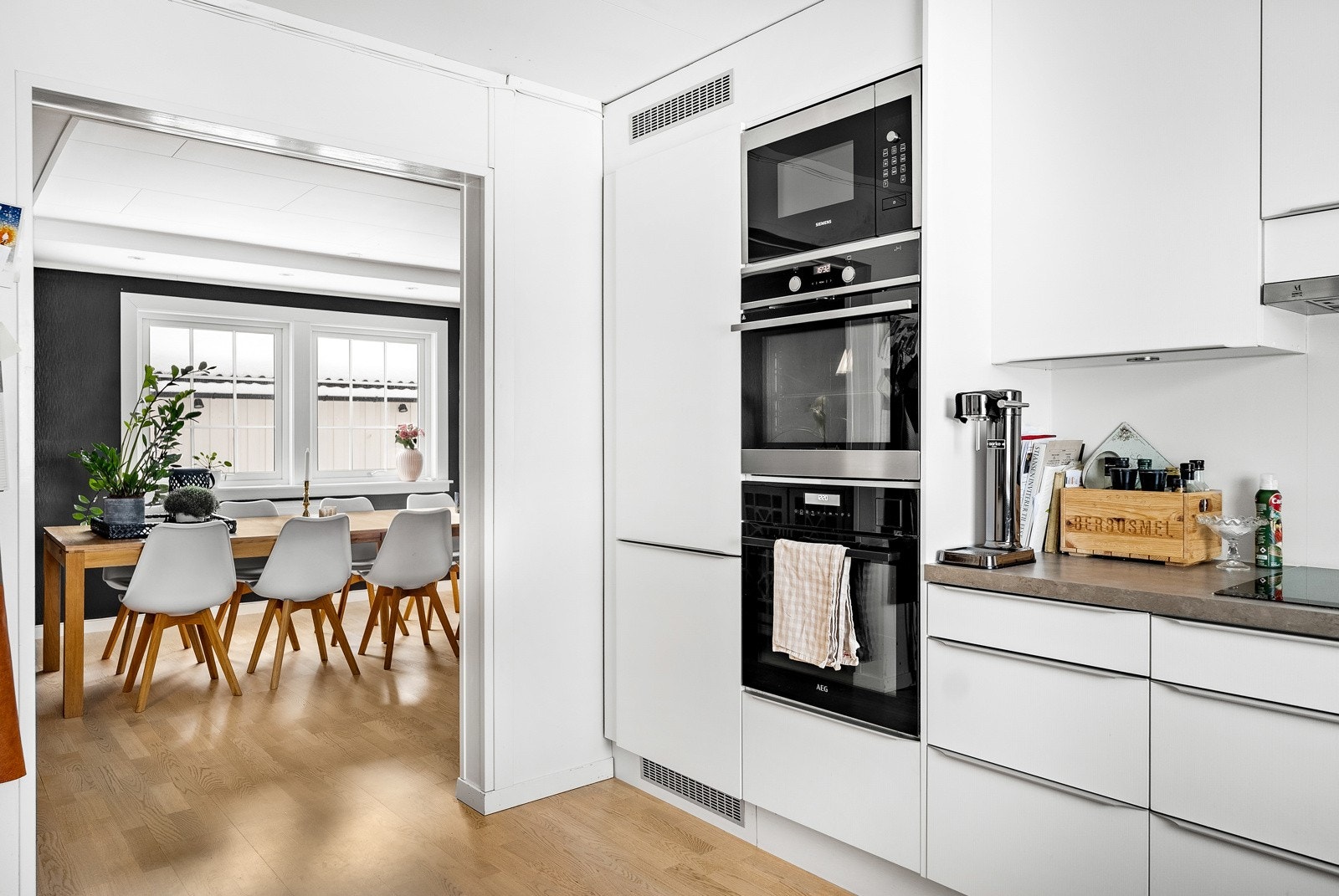 Det er innredet med hvite glatte fronter, og benkeplate av slitesterk laminat. Galleribilde
