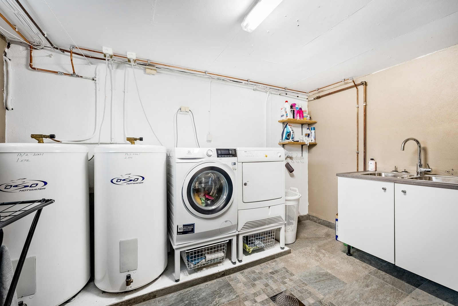 Innenfor badet er det et eget stort vaskerom, med varmekabler i gulvet. Galleribilde