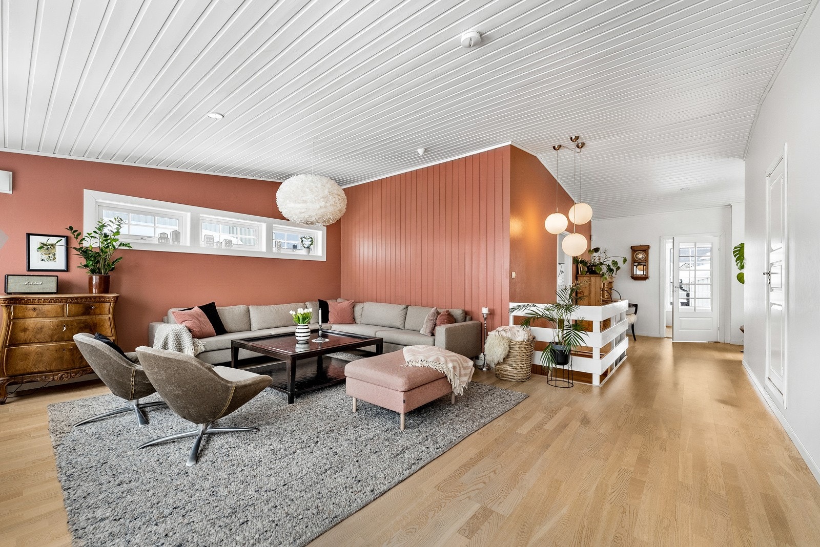 Det er lyse, varme og behagelige farger på veggene. Galleribilde