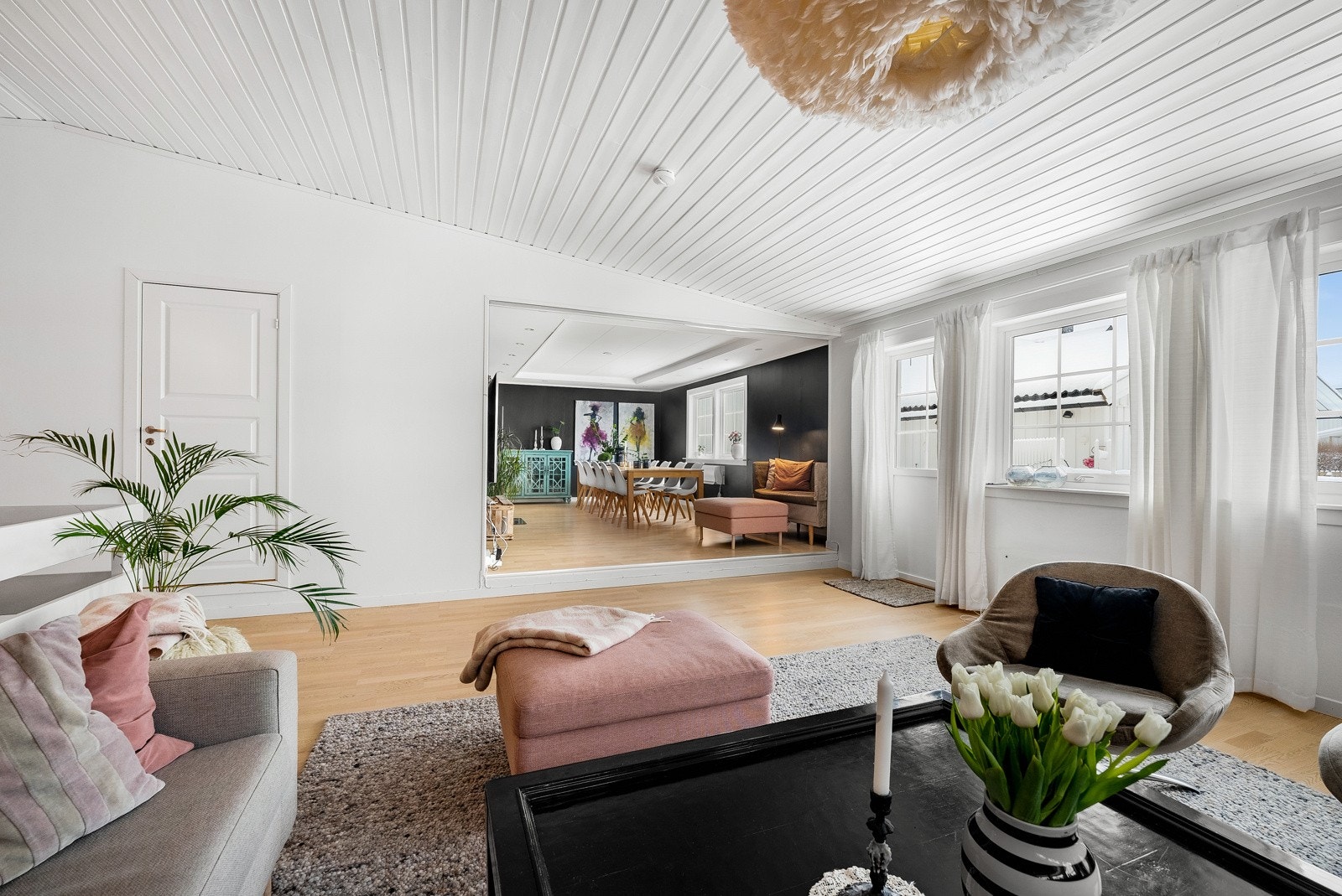 Fra rommet er det utgang til en stor terrasse, en flott forlengelse av stuen på sommerstid. Galleribilde