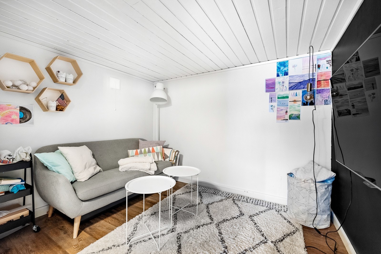 I kjelleretasjen er det tre kjellerstuer av god størrelse, med god plass til sofagruppe og ytterligere møblement. Galleribilde