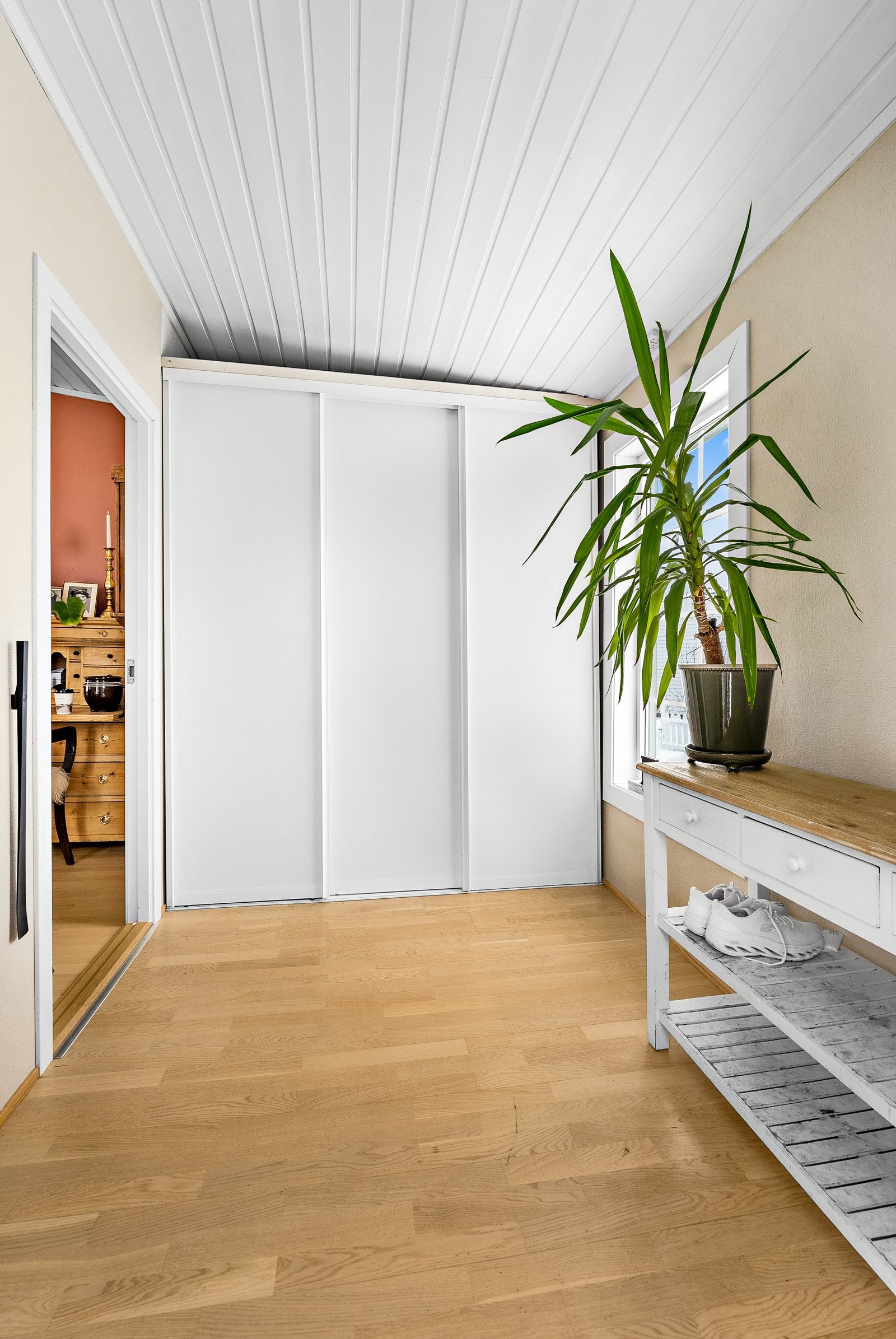 Entréen har en stor skyvedørsgarderobe, og varmekabler i gulvet. Galleribilde