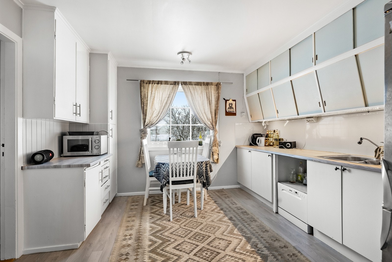 Leigheten fremstår som lys og delikat, med egen inngang og trappeoppgang på innsiden av huset. Galleribilde