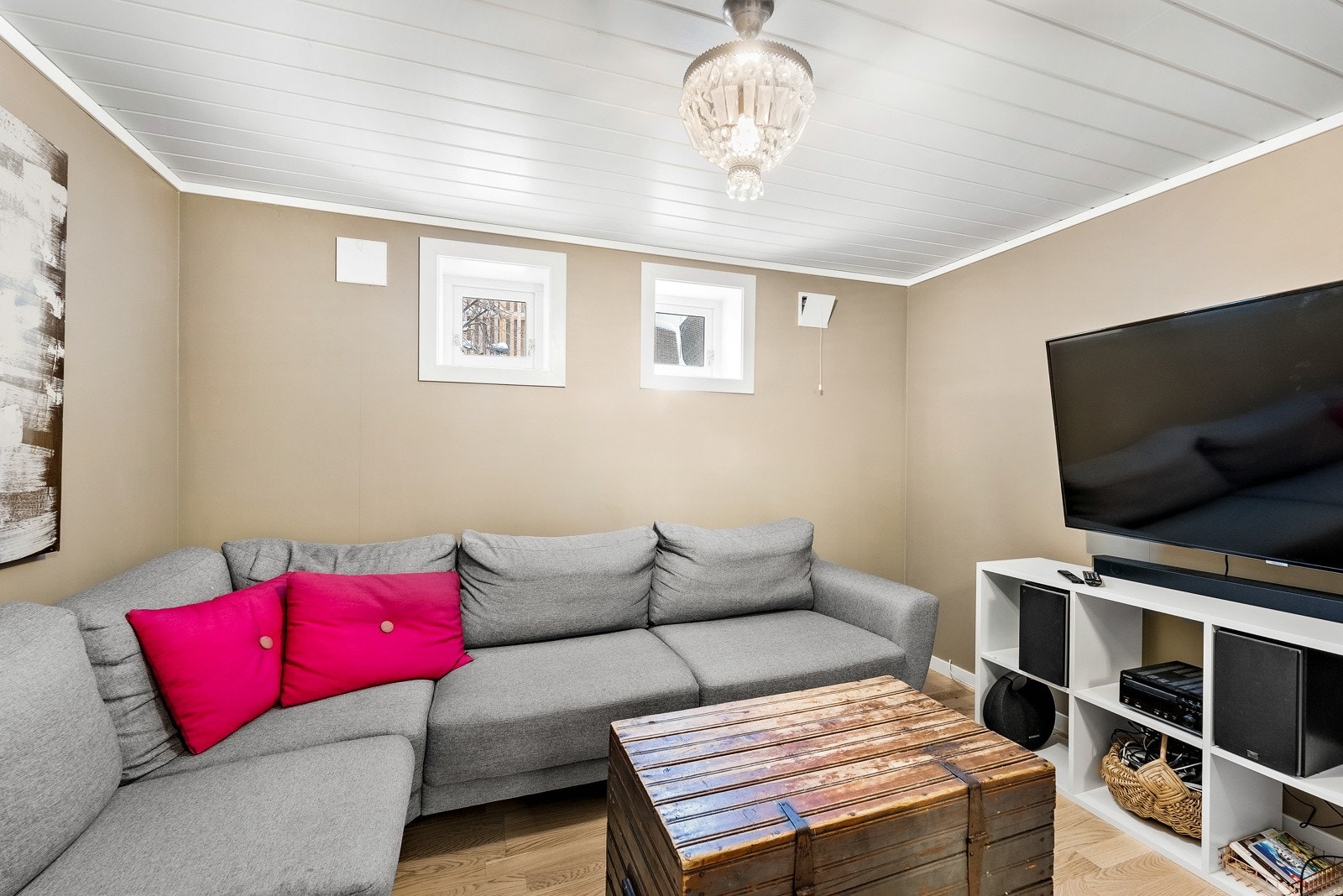 I kjelleretasjen er det tre kjellerstuer av god størrelse, med god plass til sofagruppe og ytterligere møblement. Galleribilde