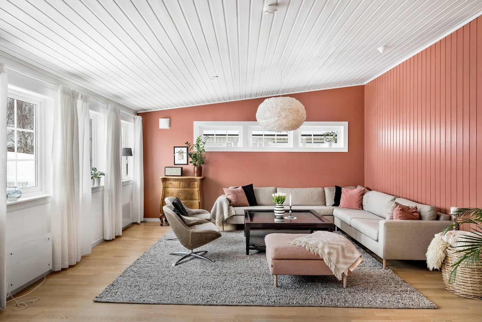 Hovedstuen har vindusflater mot to himmelretninger, noe som gir rommet rikelig med dagslys. Galleribilde