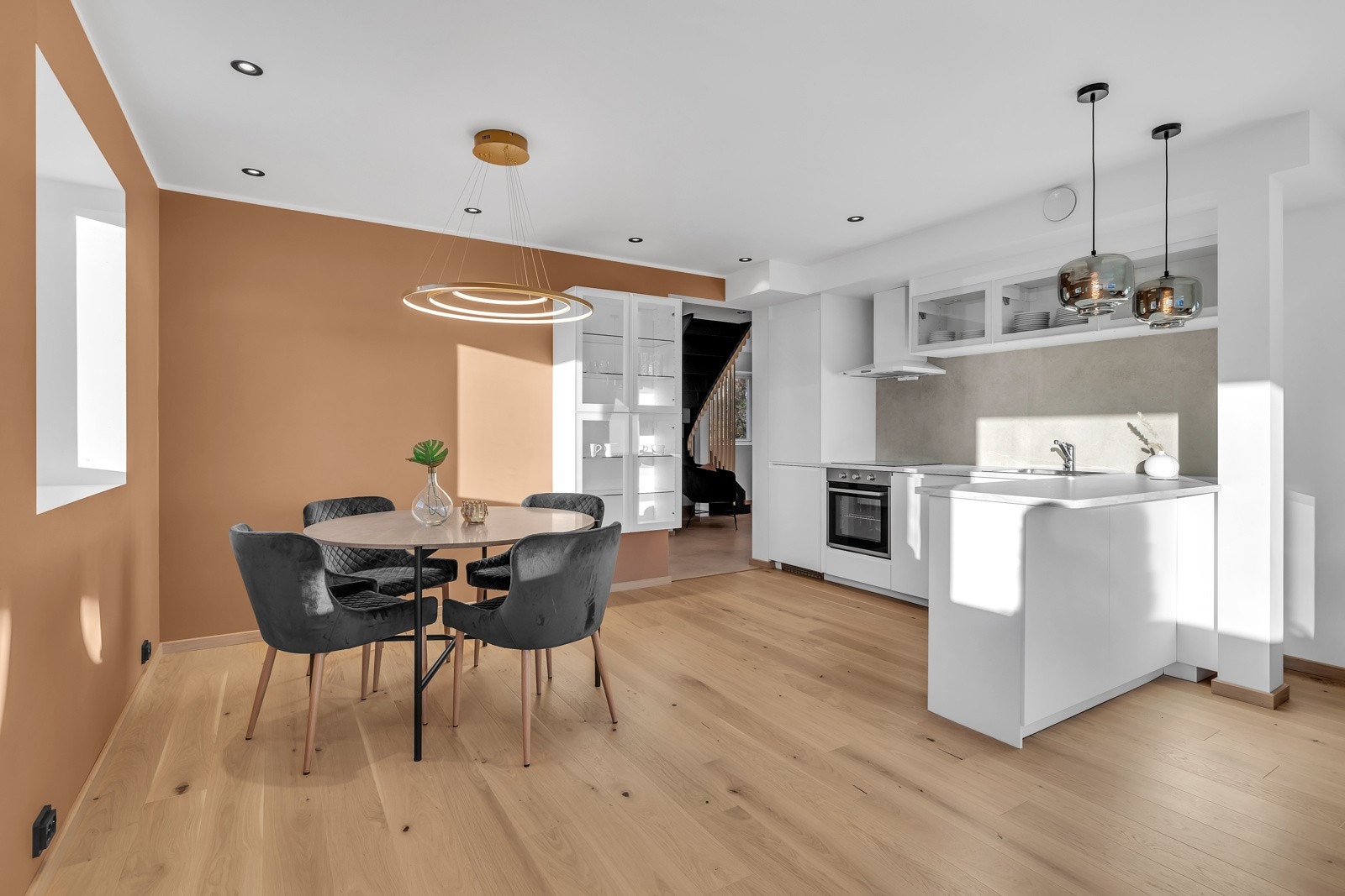 Gjennomgående i leiligheten er det svarte kontakter, dimmere og brytere for et pent helhetsinntrykk Galleribilde