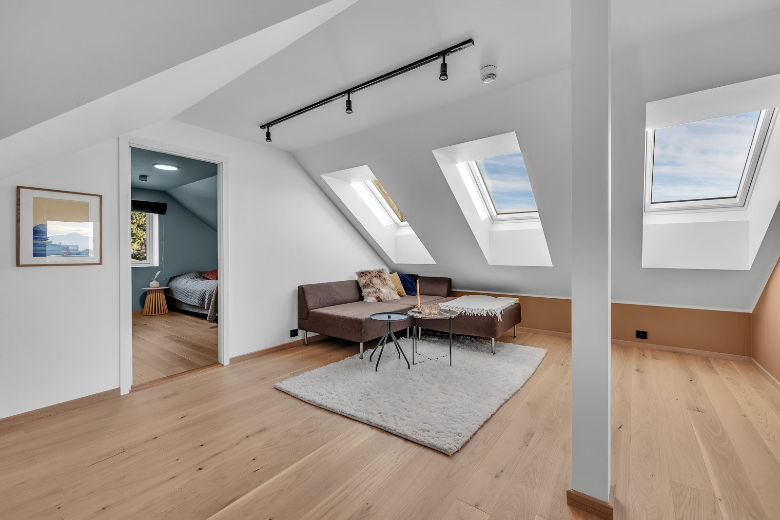 Etasjen er stilig utformet med Velux-takvinduer Galleribilde