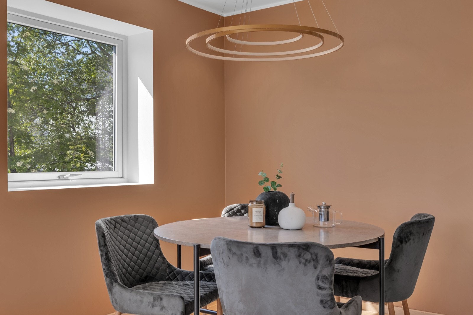 God plass til spisegruppe Galleribilde