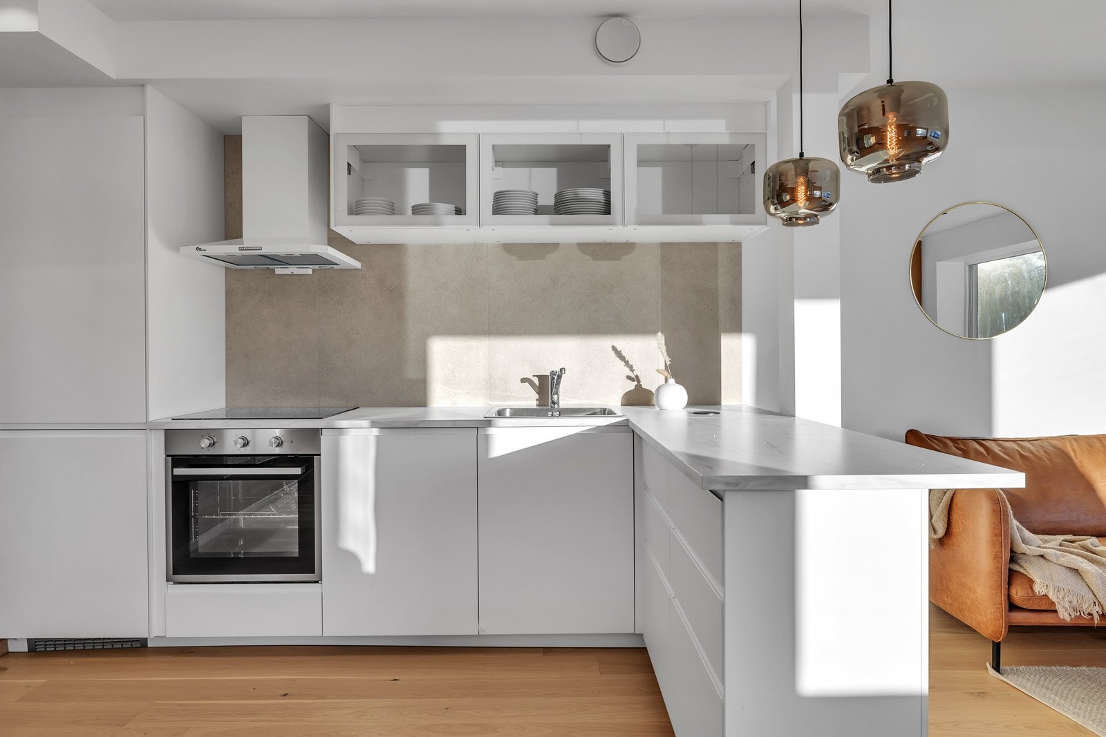 Det er et flott kjøkken med kjøkkenøy og intergrerte hvitevarer Galleribilde