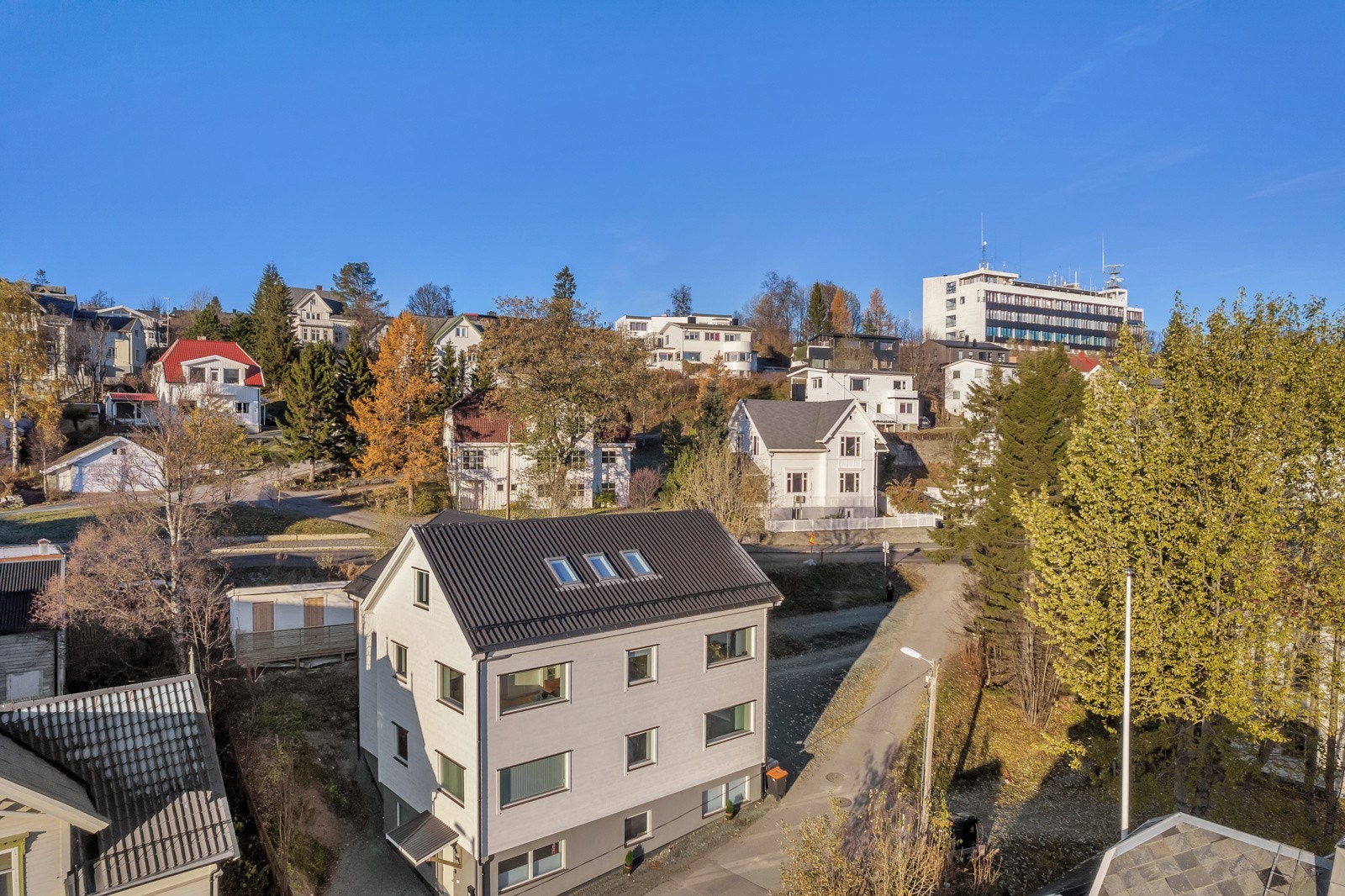 Det er gåavstand til alle fasiliteter - butikker, restauranter, utesteder, kino, bowling m.m. Galleribilde