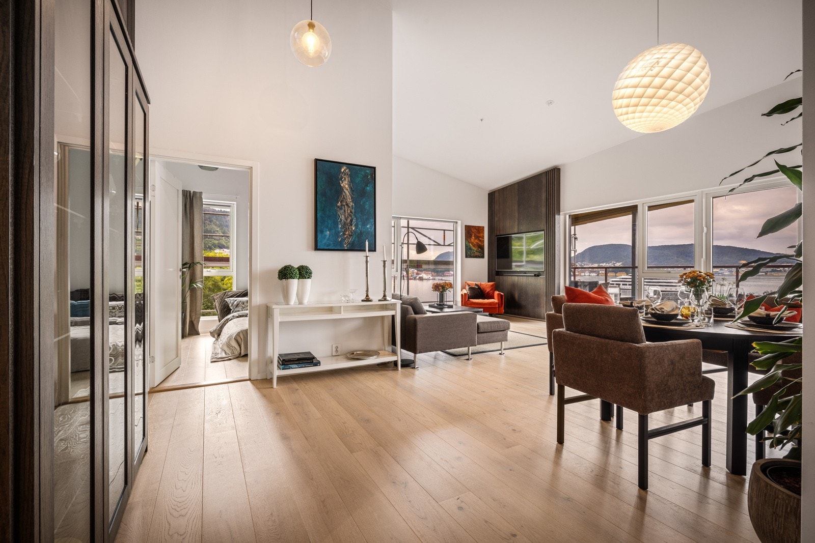 Takhøyden på høyeste punkt er på hele 4,9 meter noe som gir en fantastisk romfølelse! Galleribilde
