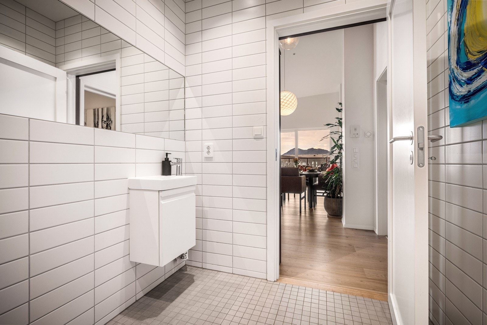Her er det vannbåren varme i gulv og downlights i tak. Galleribilde