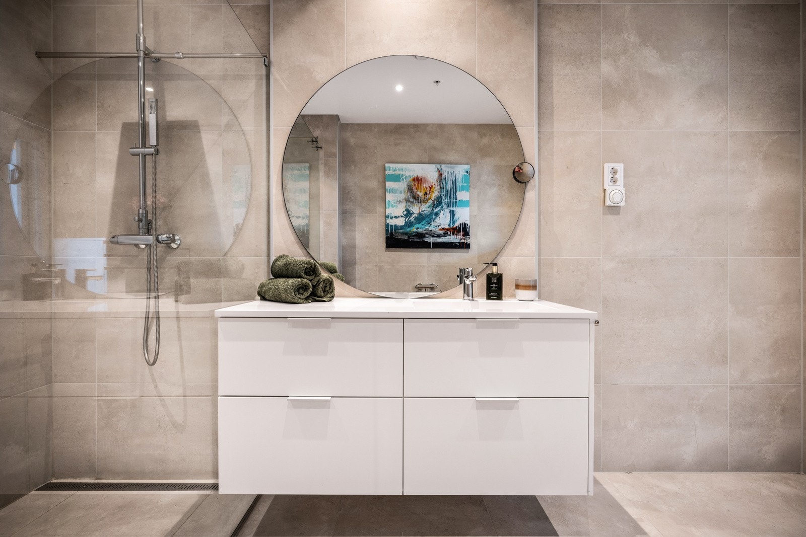Badet er på 9,6 kvm. Galleribilde