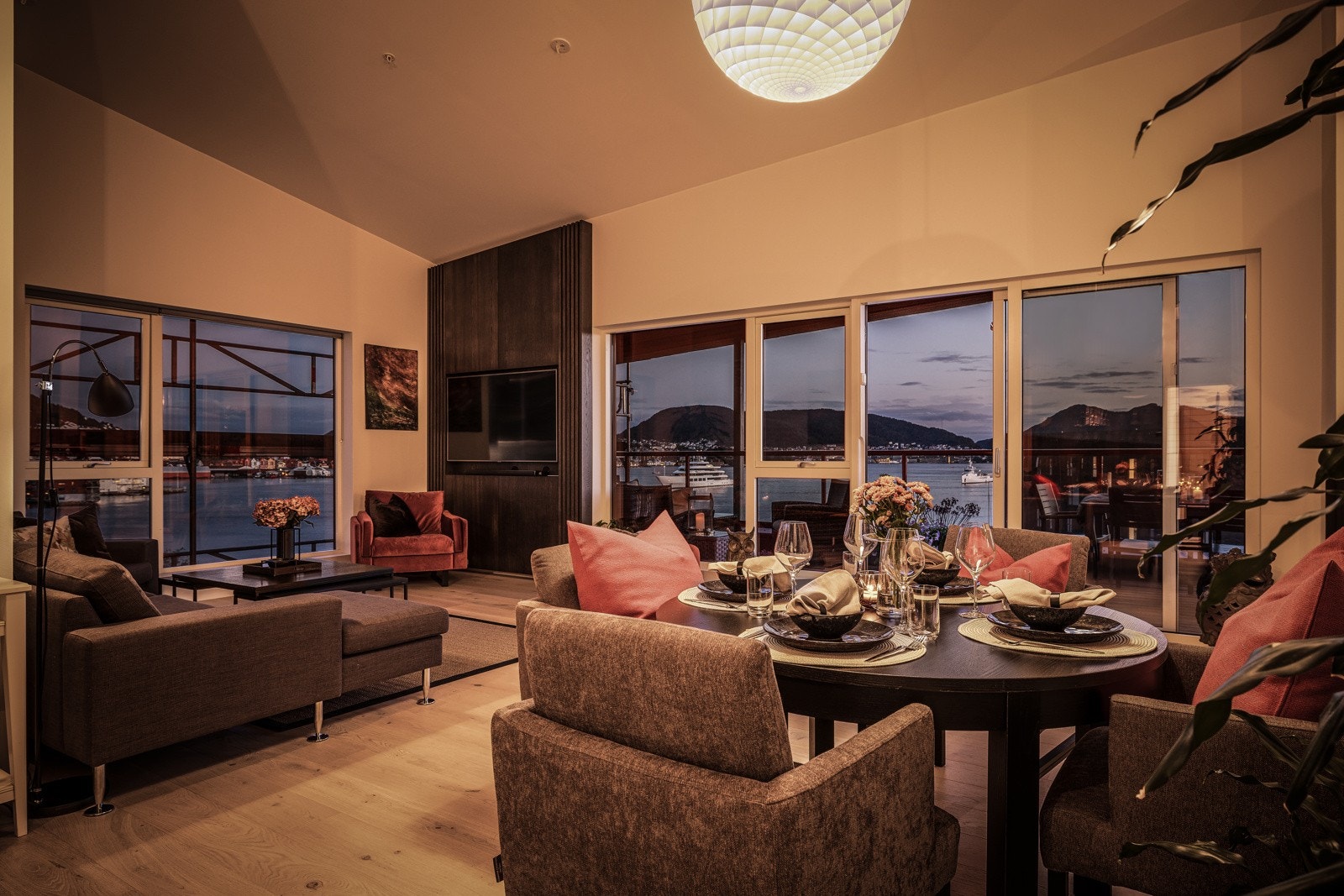 Fra stuen er det meget flott utsikt mot byfjorden, Bergen sentrum, Sandviken, Askøy, mm. Galleribilde