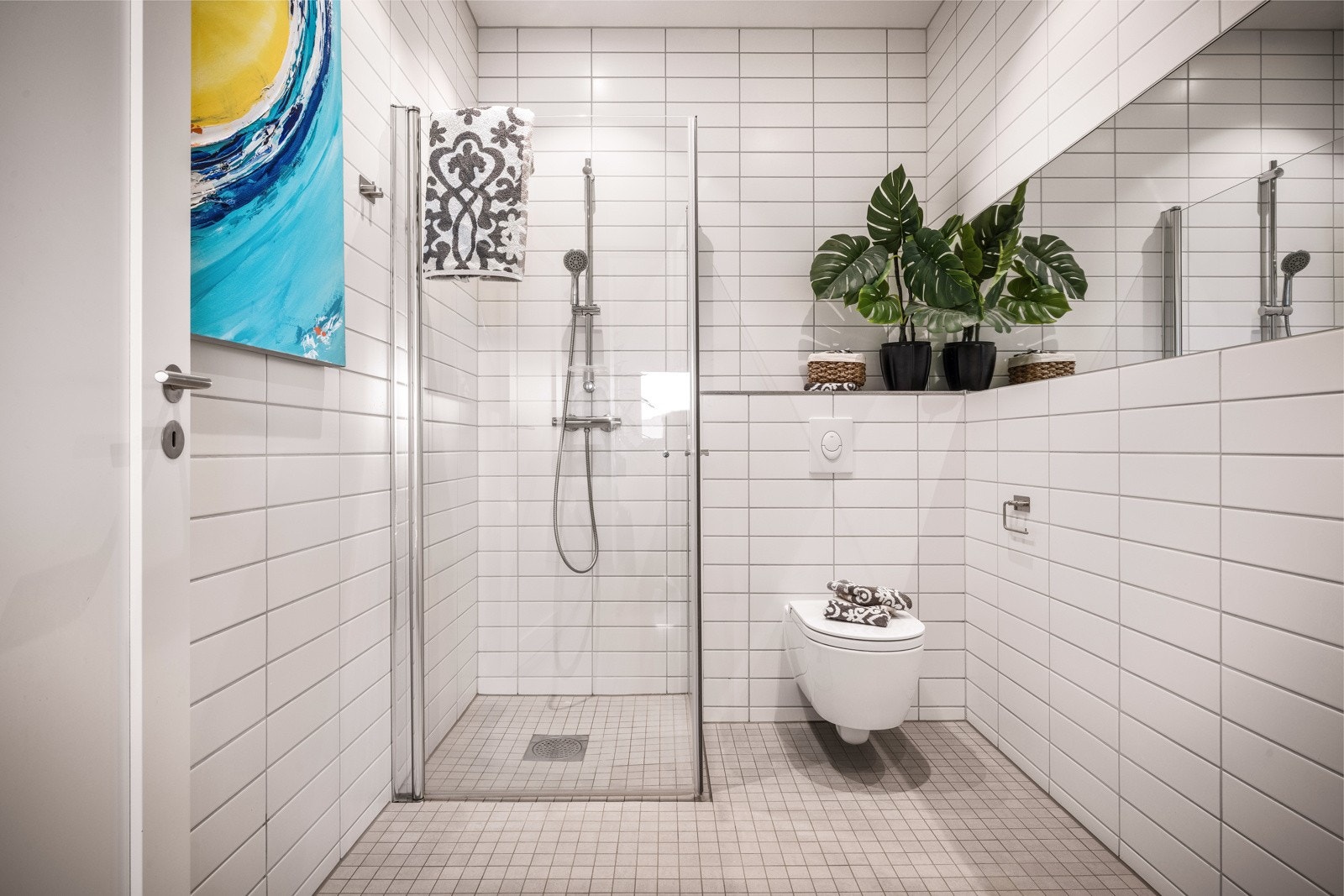 Gjestebadet er helfliset og består av dusj, toalett og enkel servant. Galleribilde