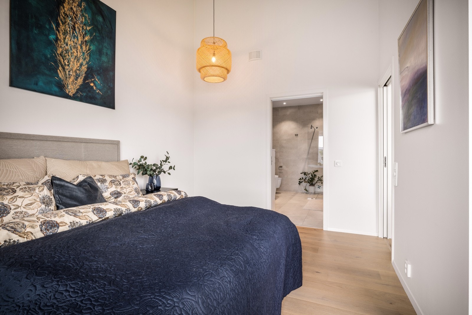 Fra hovedsoverommet er det inngang til et meget delikat bad. Galleribilde