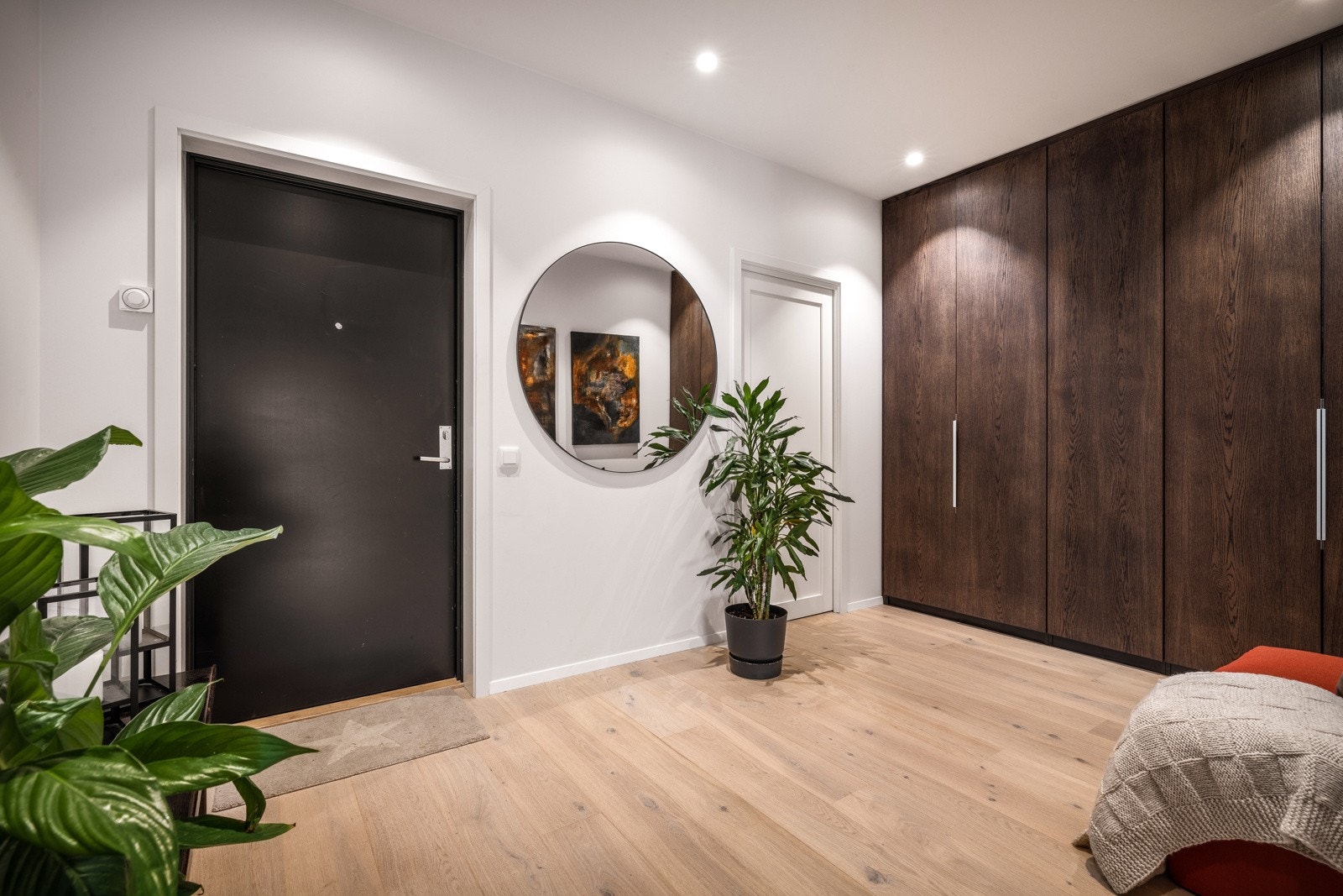 Velkommen inn! Her er innebygd garderobeløsning, downlights i tak, en-stavs parkett og vannbåren gulvvarme. Galleribilde