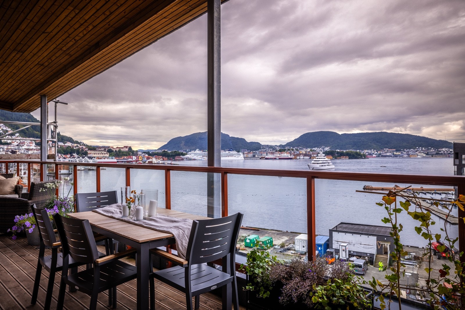 Eier kan opplyse om at terrassen oppleves som veldig lun med sin tilbaketrukne plassering. Galleribilde