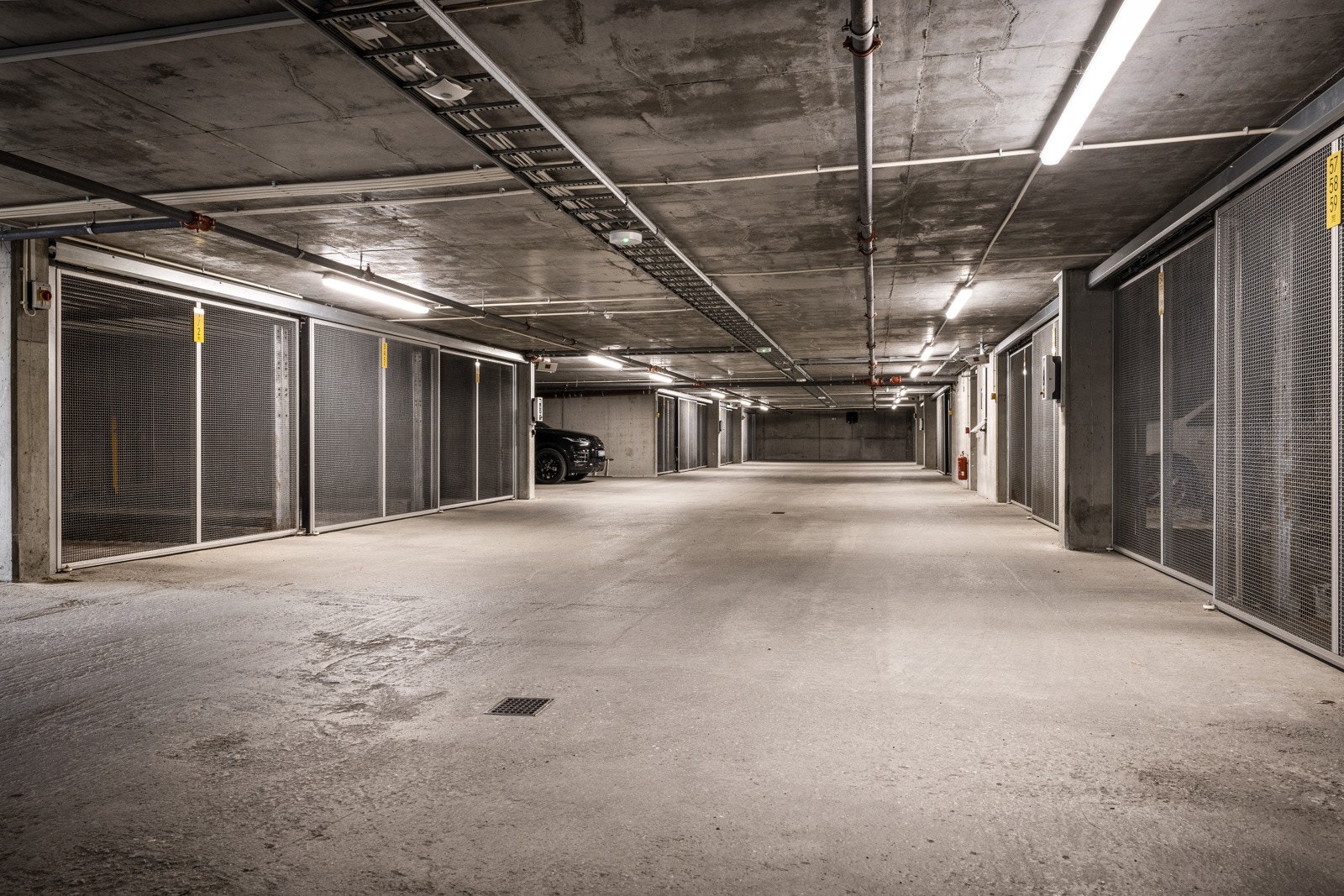 Det medfølger en fast garasjeplass med egen elbil ladestasjon (automatisk parkeringsanlegg). Galleribilde