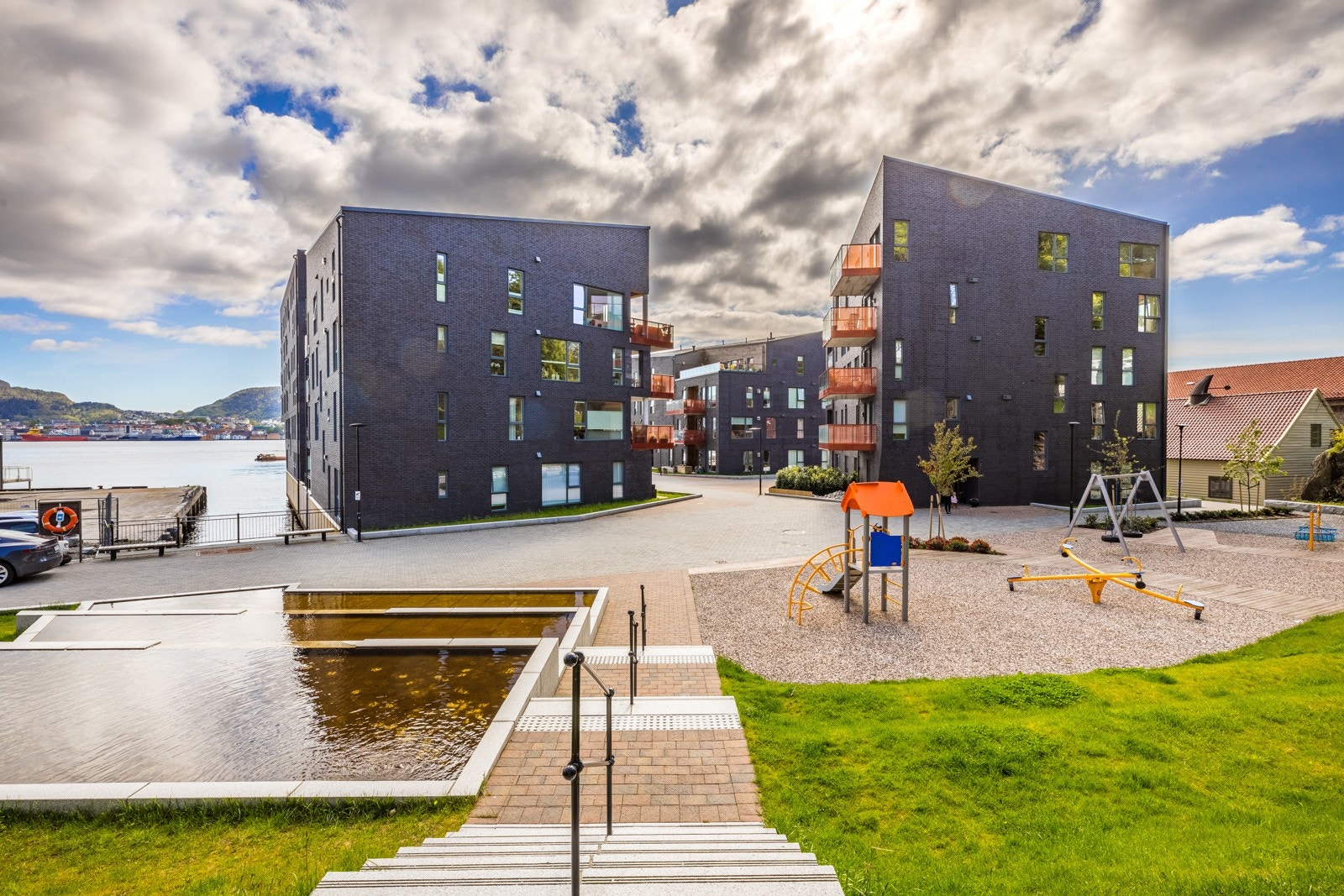 Tomten er foruten eiendommens bygningsmasse pent opparbeidet med interne veier, lekeplass, grøntarealer, murer/bed og div prydbusker/beplantning. Galleribilde