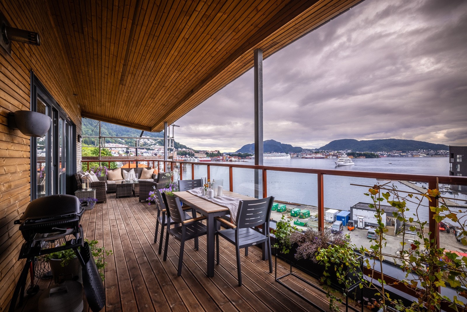 Fra stue/kjøkken og fra hovedsoverom er det utgang til vestvendt og romslig terrasse på 27 kvm som er overbygd Galleribilde