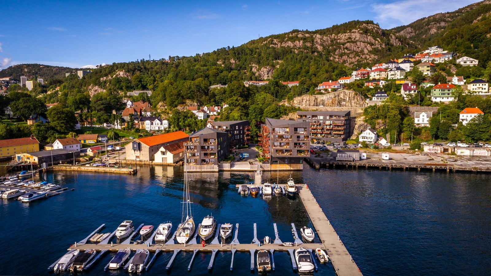 Det er mulighet for kjøp av båtplass i båtmarina av selger. Båtplass har ca 3 meter bredde og ca 5 meter lengde. Galleribilde