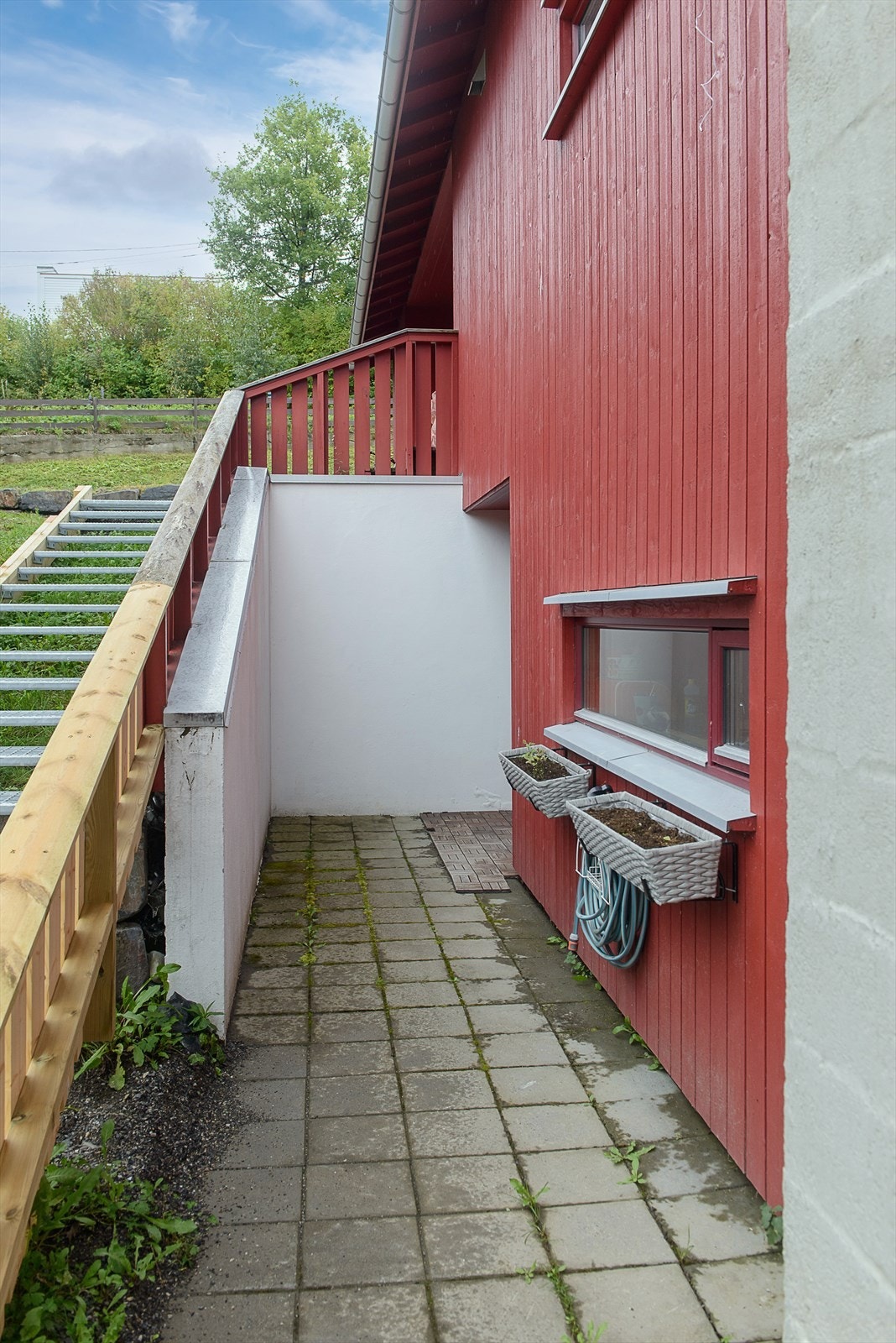 Inngangsparti med heller på bakken. Galleribilde