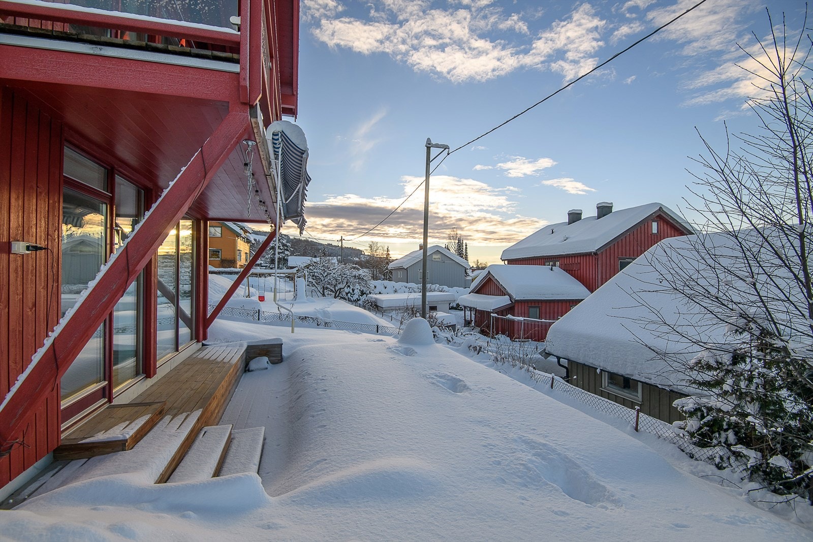 Romslig terrasse/platting utenfor stue der du sitter forholdvis skjermet for innsyn og kan nyte fine solforhold. Galleribilde