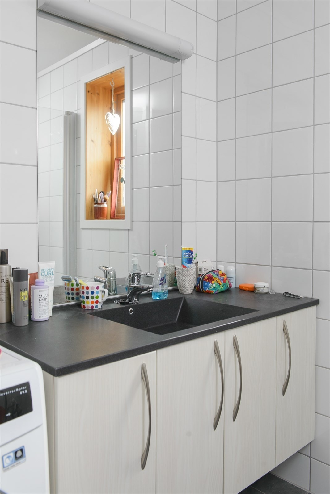 Servantinnredningen har skap for oppbevaring. Galleribilde