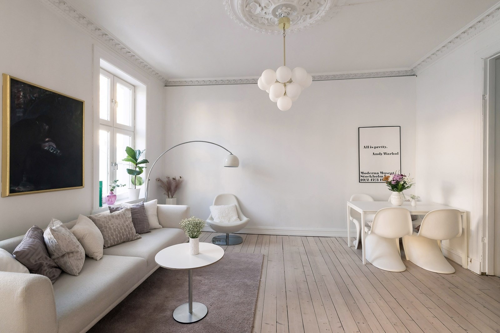 Med sin gode romfordeling og store vindusflater som gir rikelig med lys, oppleves stuen som fin og luftig. Galleribilde