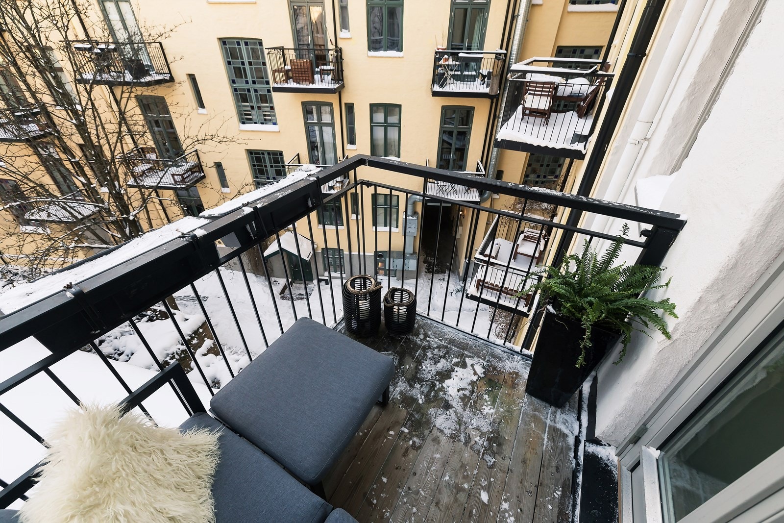 Fra kjøkkenet er det utgang til en koselig balkong på ca. 3 m² som vender mot bakgård. Dette er en flott plass for nydelige sommerdager. Galleribilde
