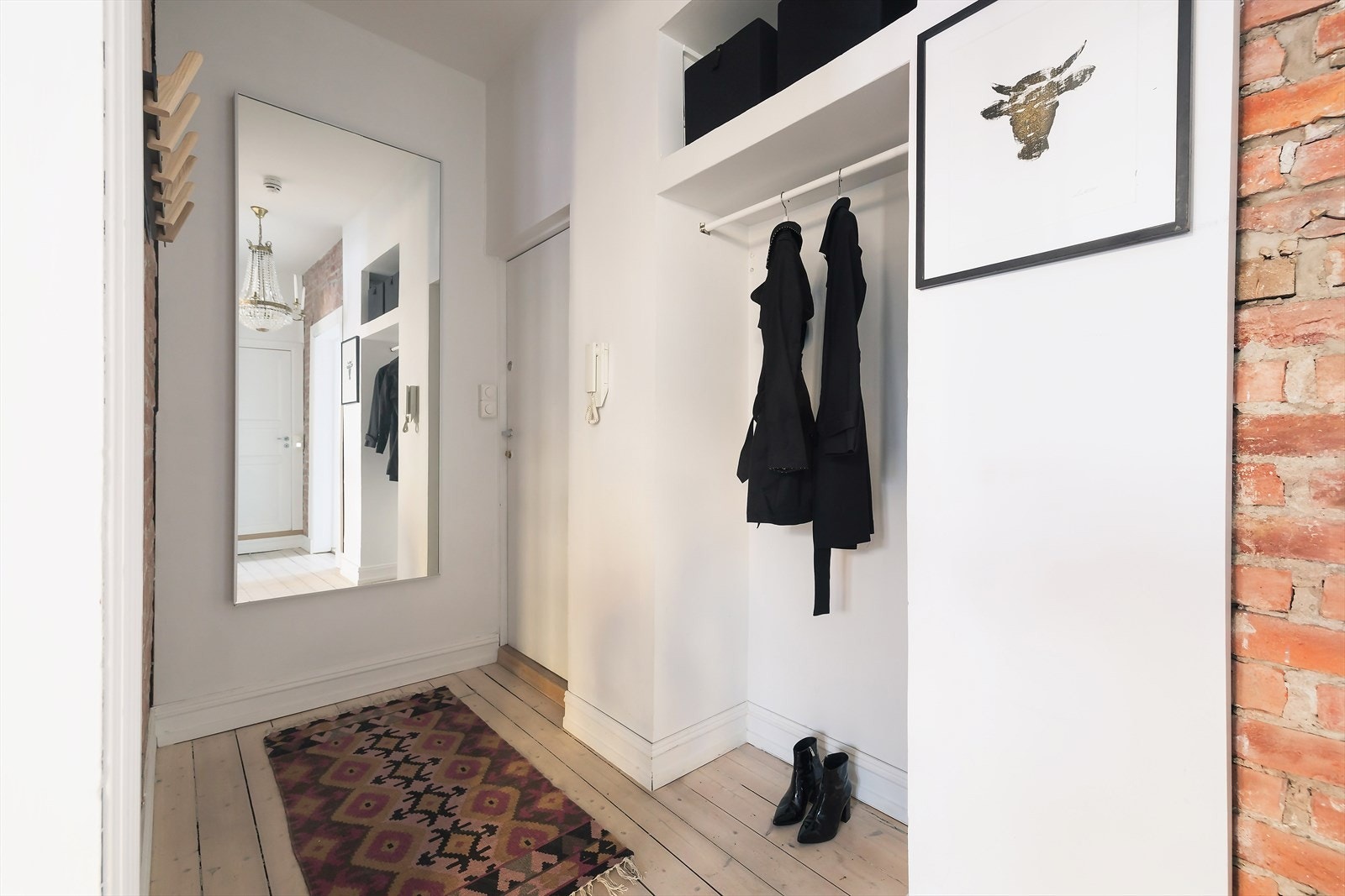 Praktisk plass hvor du enkelt kan henge i fra deg yttertøy og sko. Galleribilde