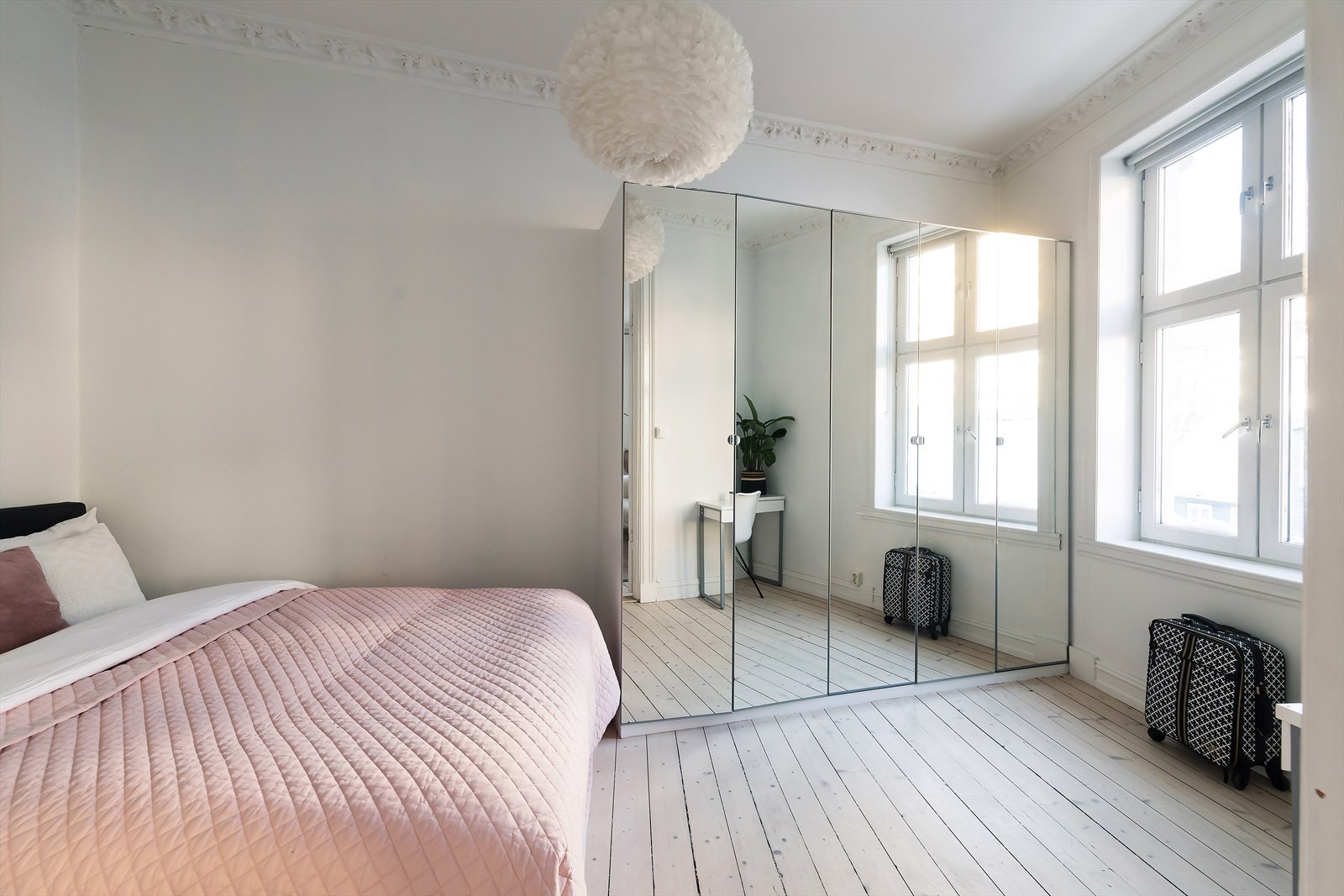 Soverommet er av god størrelse med plass til dobbeltseng og tilhørende møbler. Galleribilde