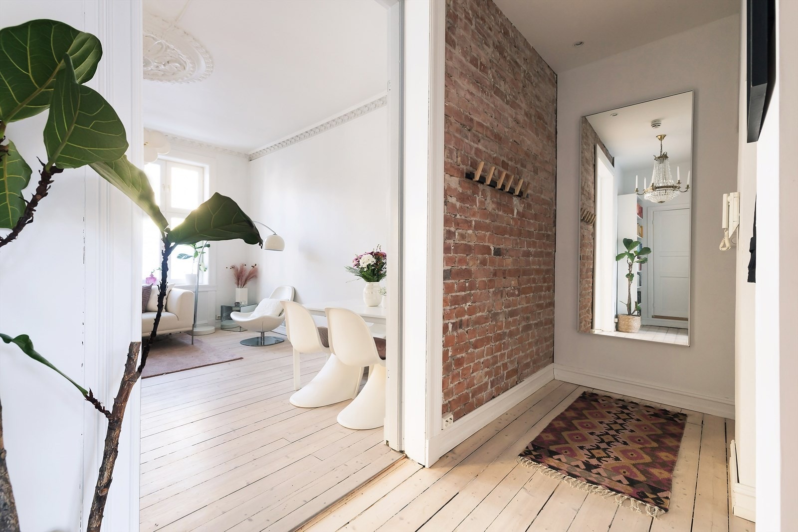 Interiøret i hele leiligheten preges av lyse, moderne flater. Et perfekt utgangspunkt til å innrede med egne møbler og gjenstander for å skape sitt personlig preg. Her vil du trives! Galleribilde